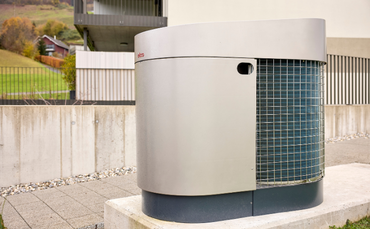 Aussen installierte Wärmepumpe AEROTOP SG von ELCO, vor einer Hauswand aufgestellt