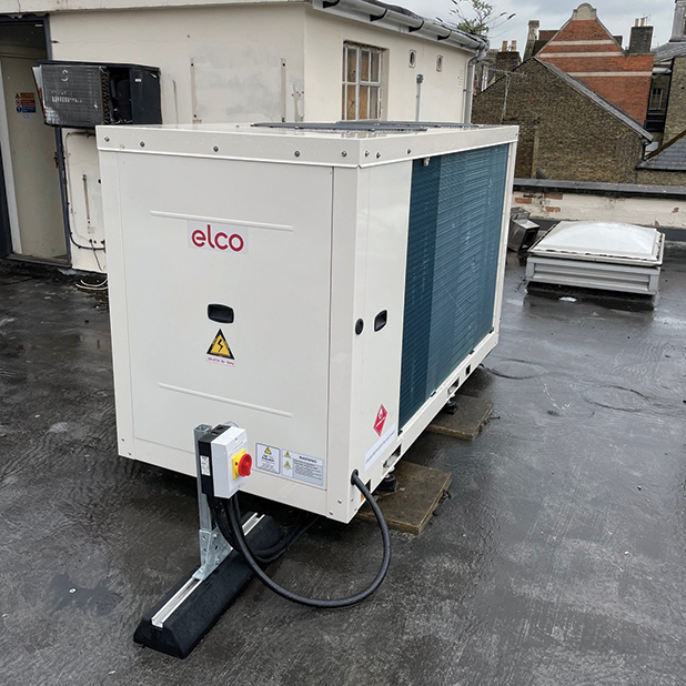 Installation sur le toit de la pompe à chaleur ELCO AEROTOP M avec infrastructure connectée