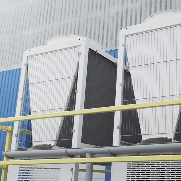 Unités de refroidissement ELCO AEROTOP L installées à l’extérieur sur une plateforme avec structure métallique et lamelles d’échange thermique