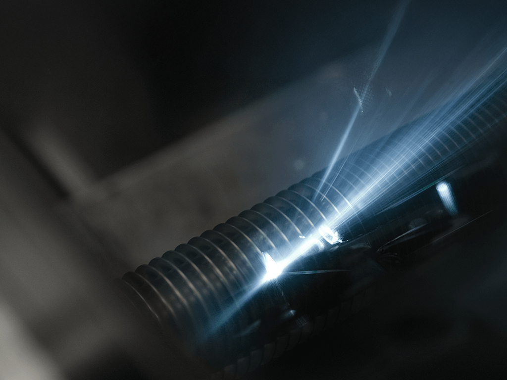 Tubo alettato in acciaio inox saldato al laser con vista del raggio laser