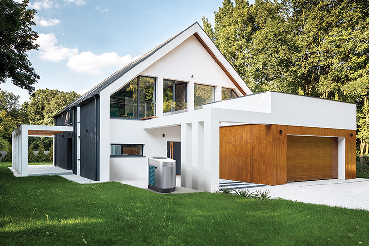 Moderna casa unifamiliare con terreno a selva e una termopompa nel piazzale